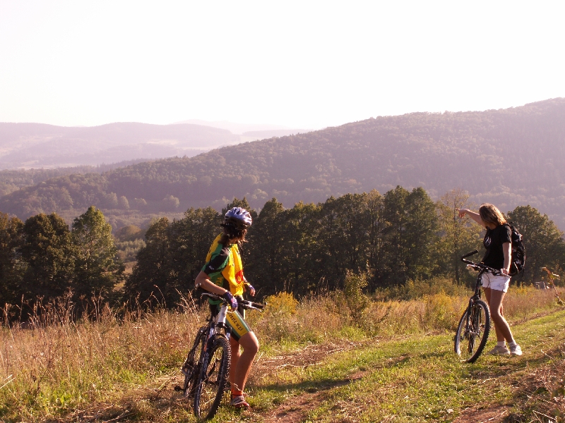 Panorama rozciągająca się z południowego stoku góry Chmielarz.