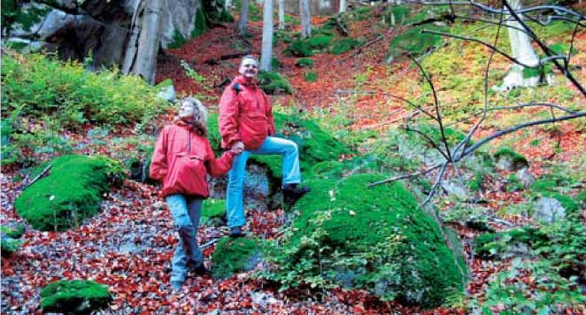 Ludzie spacerujący po górach 