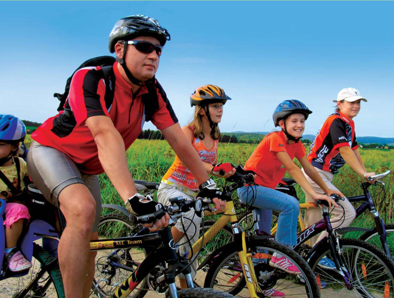 Grupa ludzi jadąca na rowerach